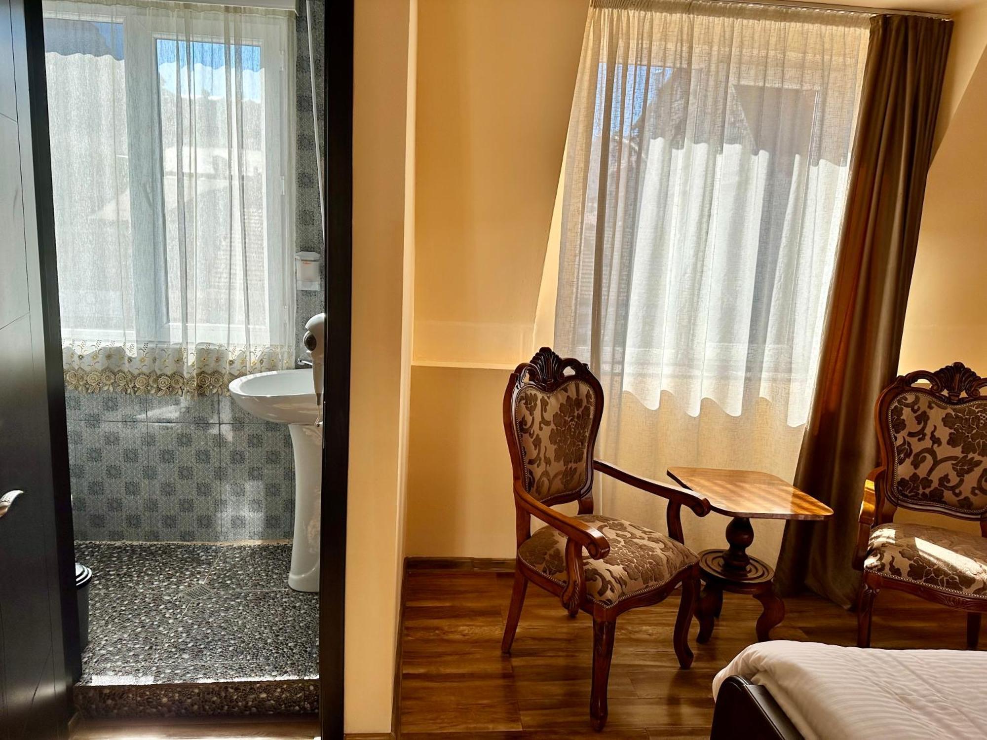 Old Clty Hotel 巴统 外观 照片